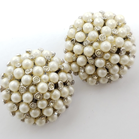 Jewelry - Beautiful vintage clip on earrings